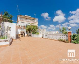 Vista exterior de Casa o xalet en venda en Viladecans amb Calefacció, Jardí privat i Terrassa