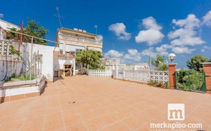 Vista exterior de Casa o xalet en venda en Viladecans amb Terrassa, Piscina i Balcó