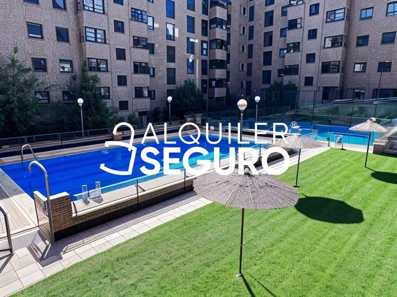 Swimming pool of Flat to rent in  Madrid Capital  with Air Conditioner, Heating and Storage room