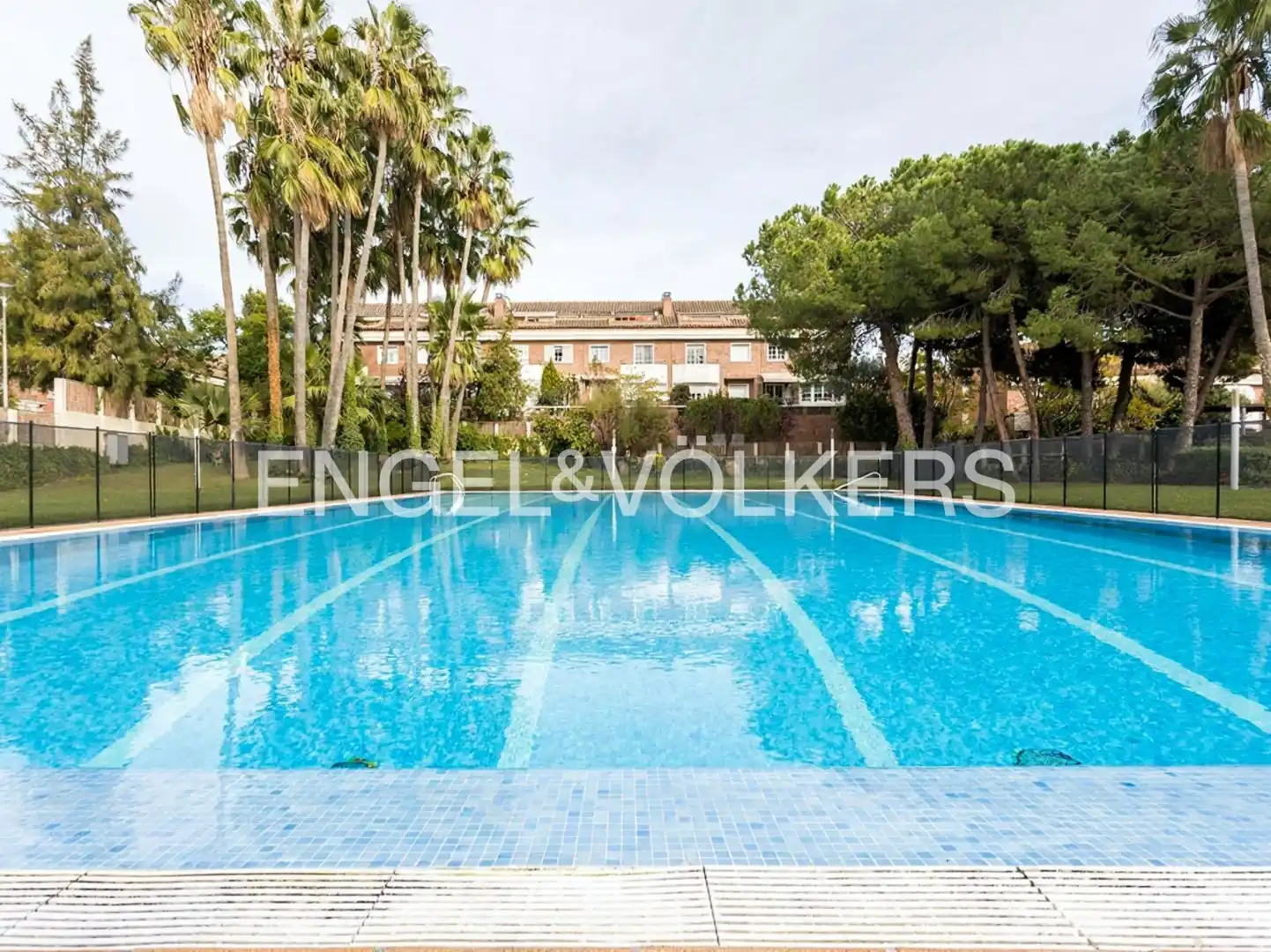Piscina de Casa o chalet en venta en Esplugues de Llobregat con Aire acondicionado, Calefacción y Jardín privado
