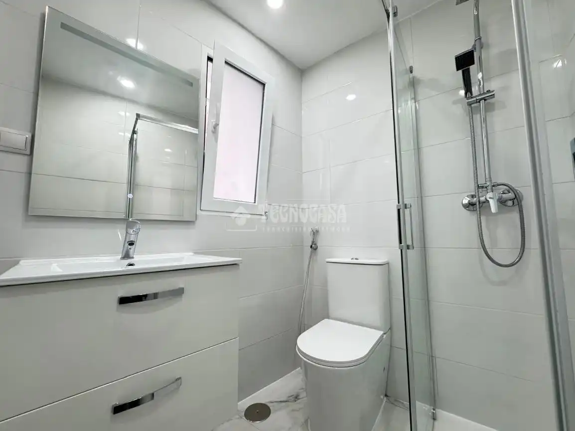 Bathroom of Flat for sale in Madrid  with Air Conditioner and Heating