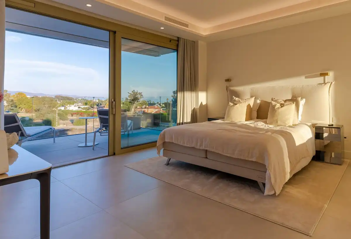 Schlafzimmer von Dachboden zum Verkauf in Marbella mit Klimaanlage, Terrasse und Abstellraum