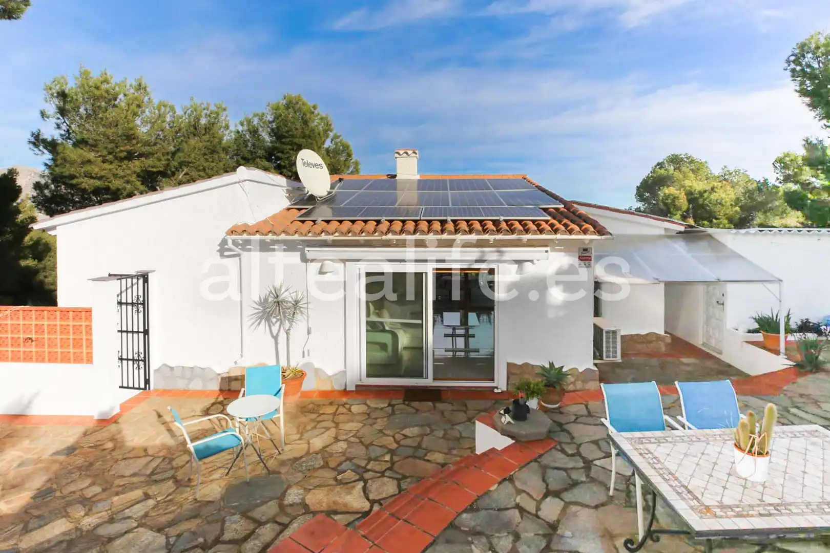 Vista exterior de Casa o xalet en venda en La Nucia amb Aire condicionat, Jardí privat i Terrassa