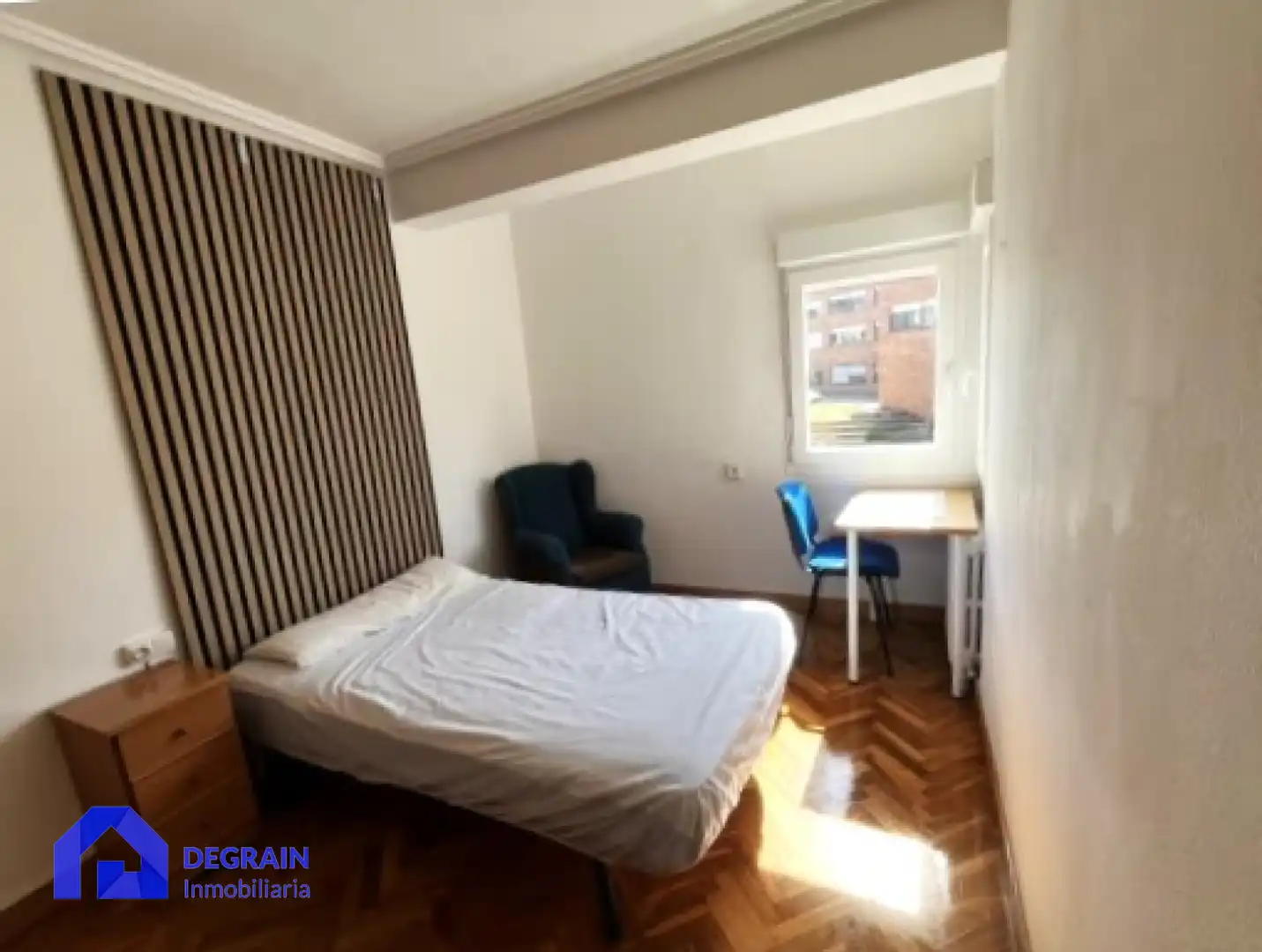 Habitación de Piso en venta en Oviedo  con Calefacción, Terraza y Trastero