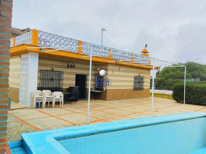 Vista exterior de Casa o xalet en venda en Utrera amb Piscina