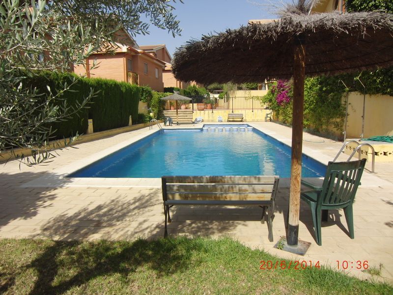 Swimming pool of House or chalet for rent in  Valencia Capital  with Air Conditioner, Heating and Private garden