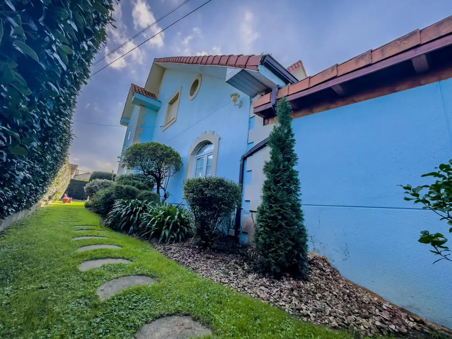 Vista exterior de Casa o xalet en venda en Camargo amb Calefacció, Jardí privat i Piscina