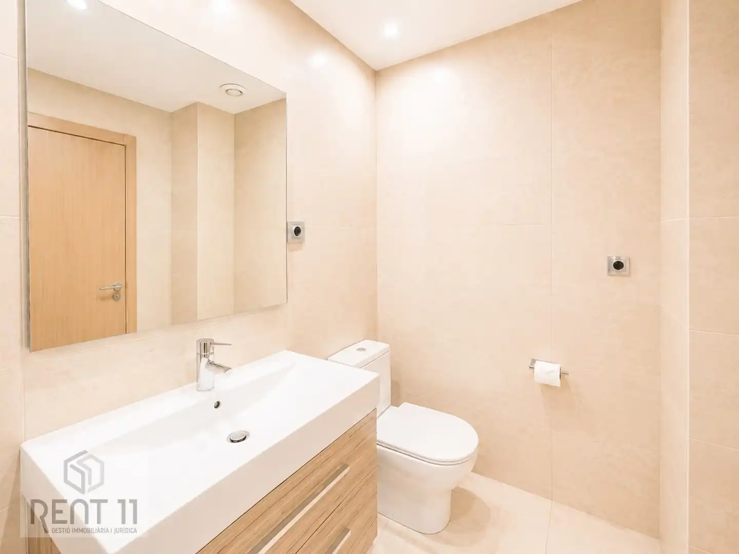 Bathroom of Flat for sale in Girona  with Air Conditioner, Heating and Terrace