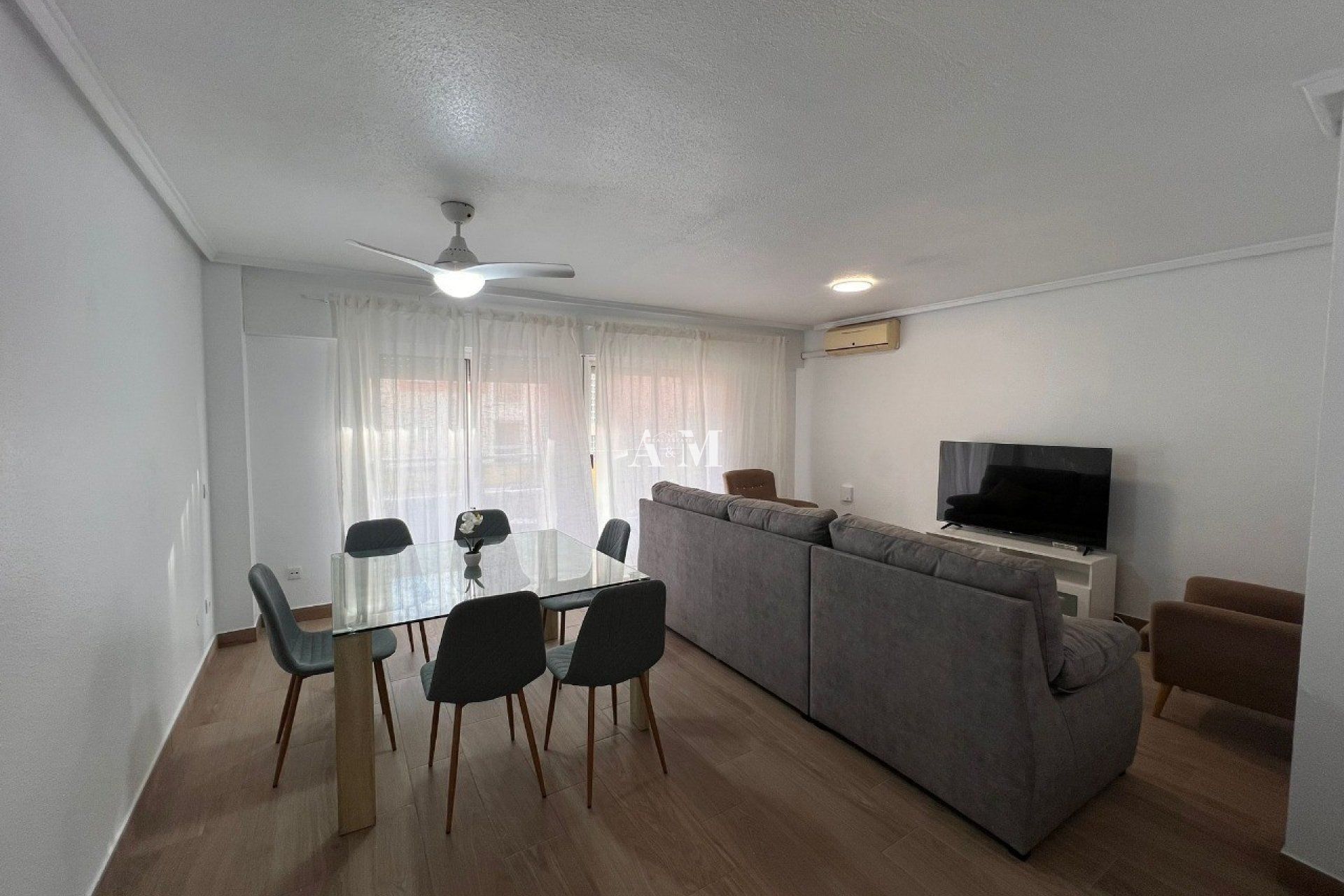 Sala de estar de Piso de alquiler en Torrevieja con Aire acondicionado, Amueblado y Lavadora