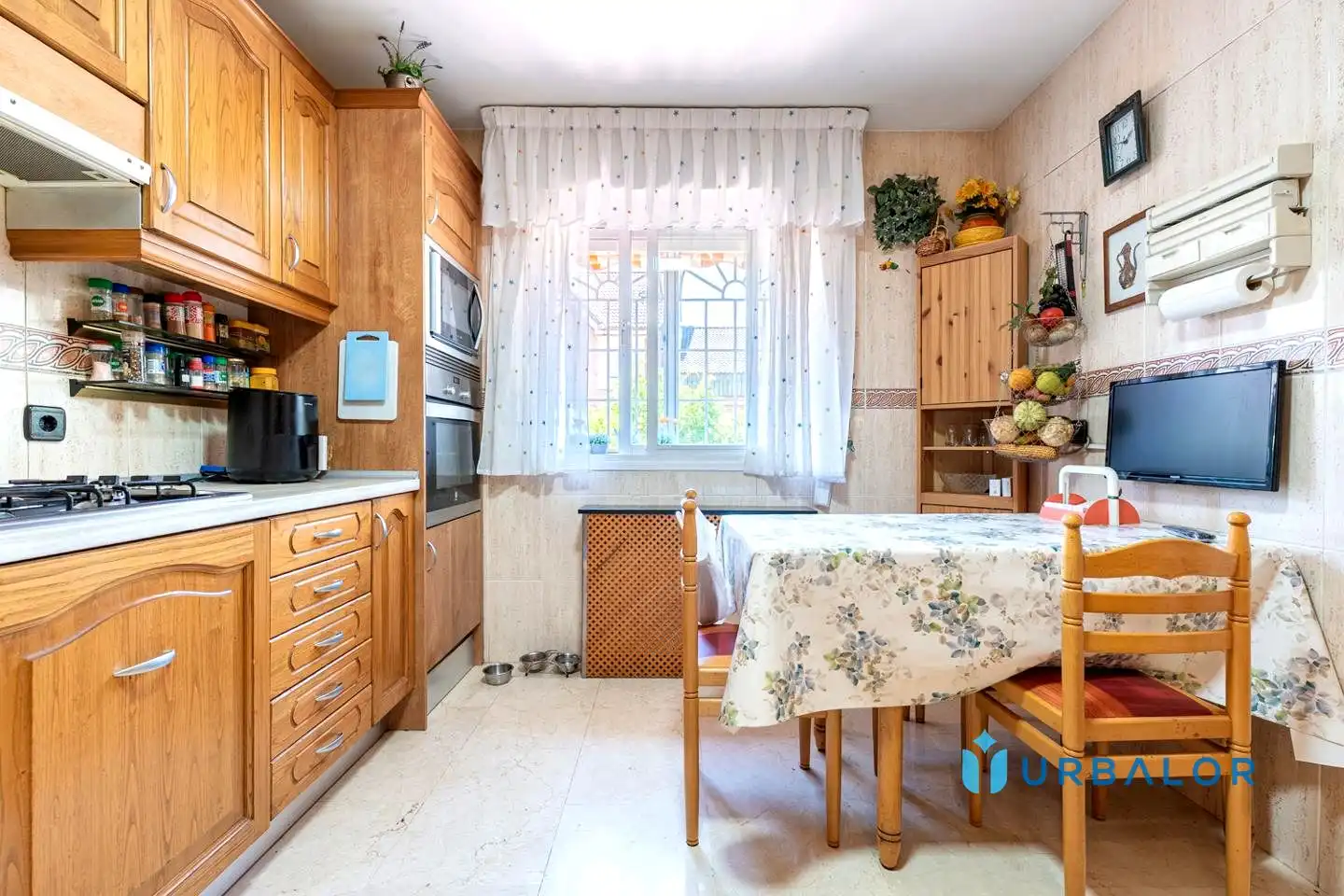 Cocina de Casa adosada en venta en Alcorcón con Calefacción, Jardín privado y Parquet