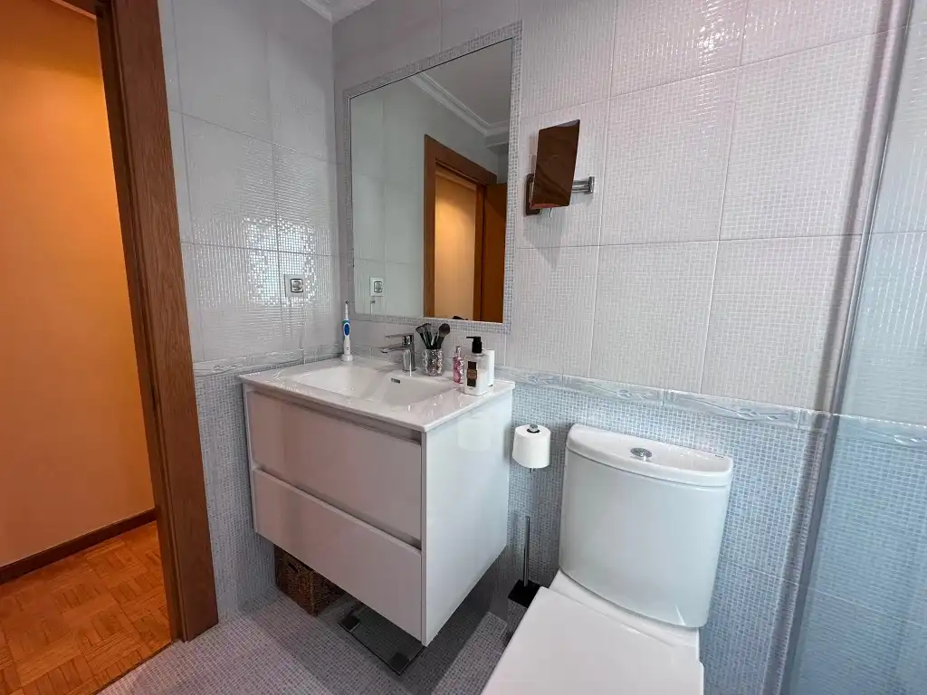 Baño de Piso en venta en Gijón  con Calefacción, Parquet y Horno