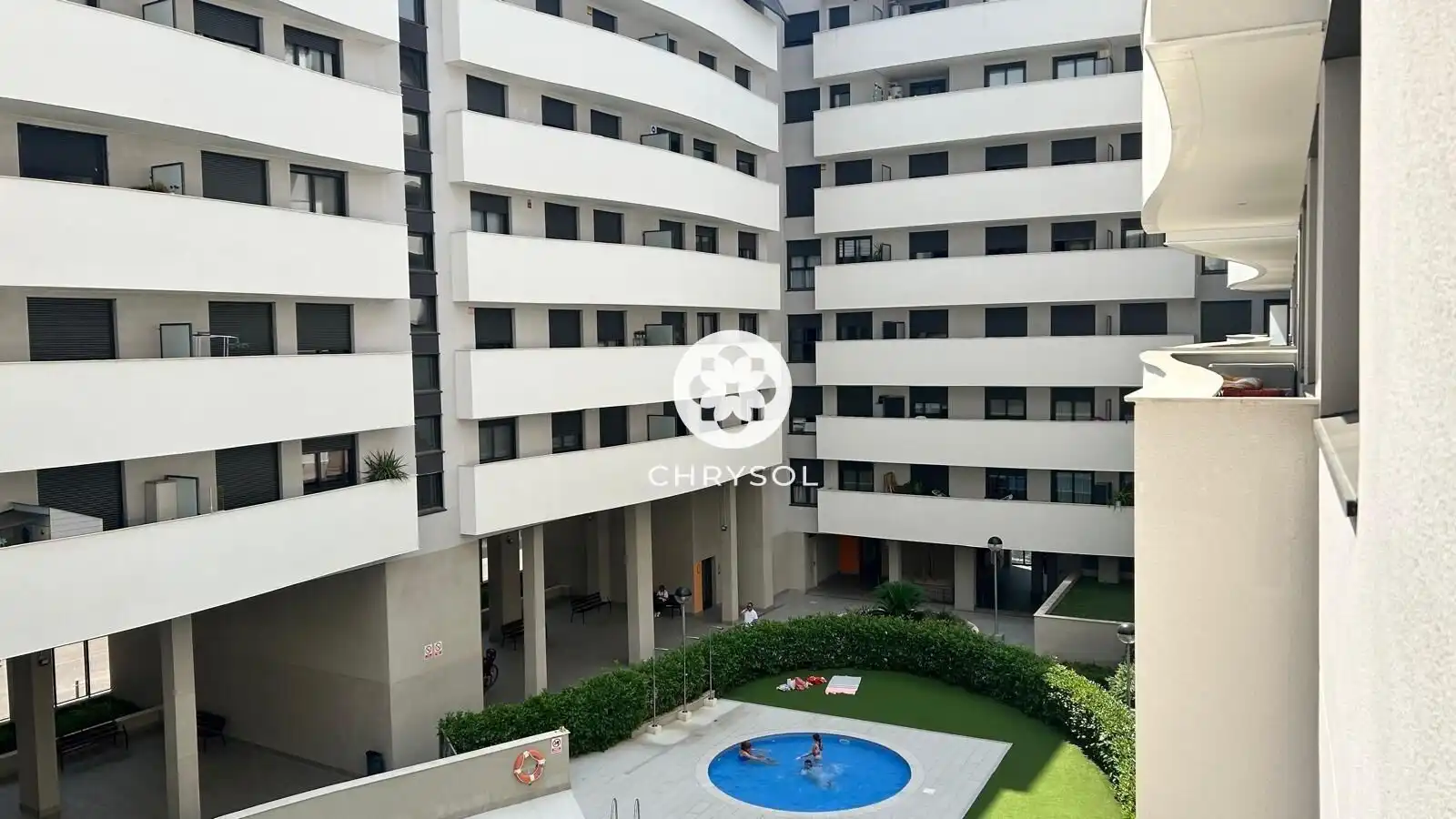 Piscina de Pis en venda en L'Hospitalet de Llobregat amb Calefacció, Jardí privat i Parquet