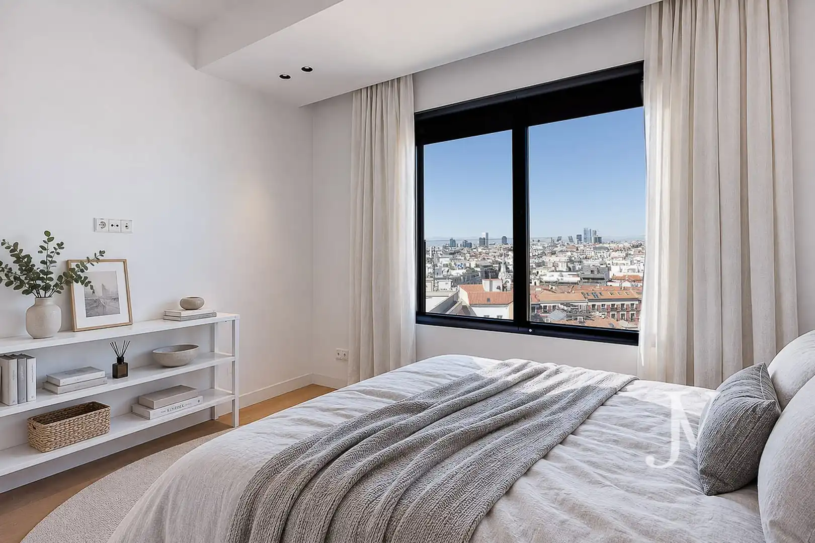 Dormitori de Dúplex de lloguer en Madrid amb Aire condicionat, Calefacció i Jardí privat