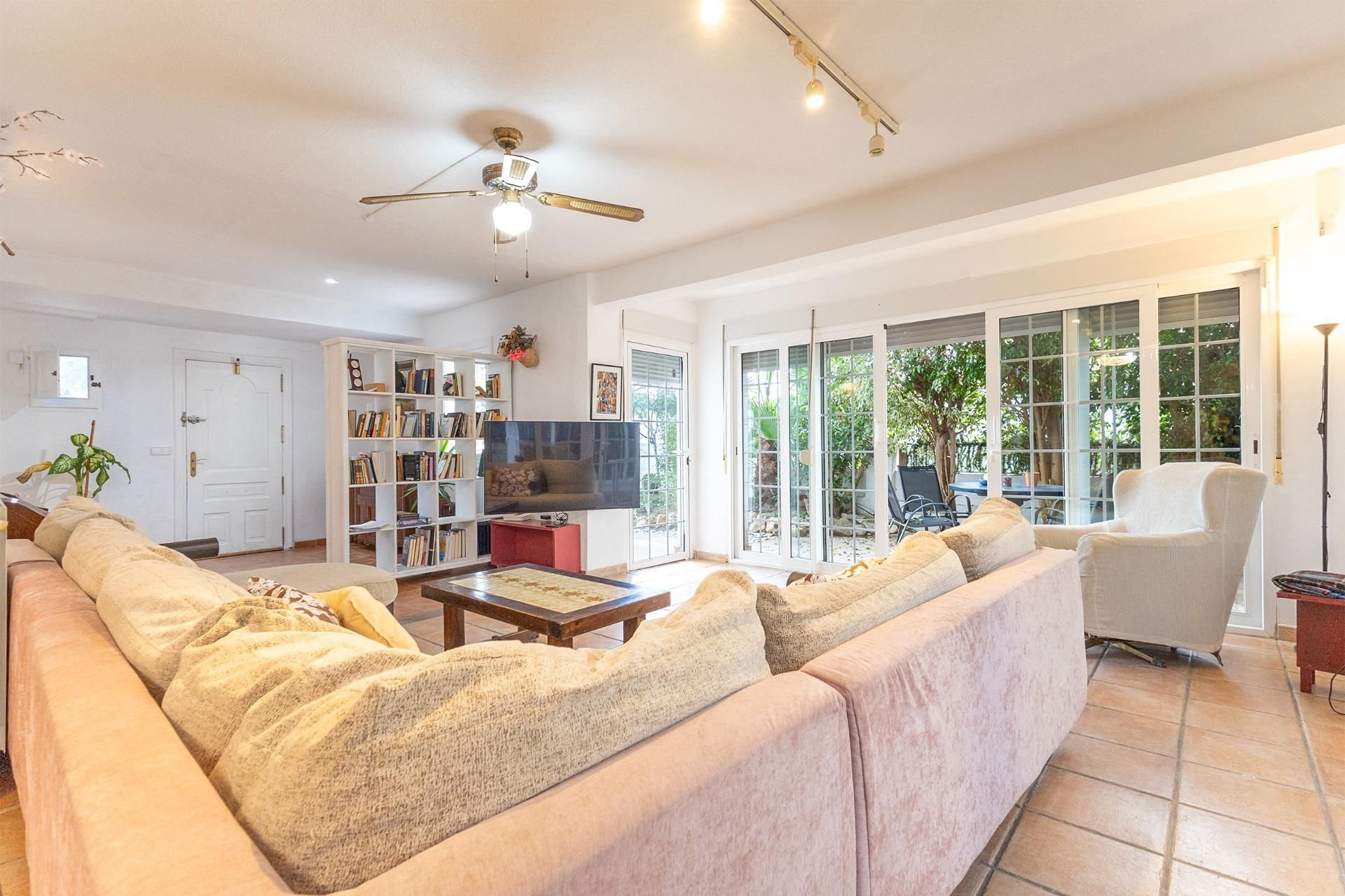 Sala d'estar de Casa o xalet en venda en El Campello amb Aire condicionat, Jardí privat i Traster