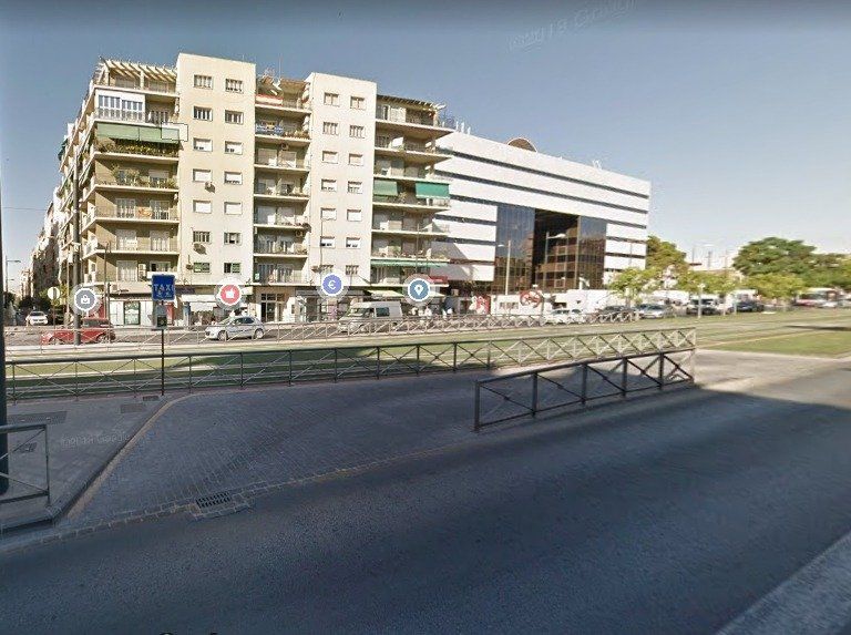 Vista exterior de Oficina de lloguer en  Granada Capital amb Calefacció