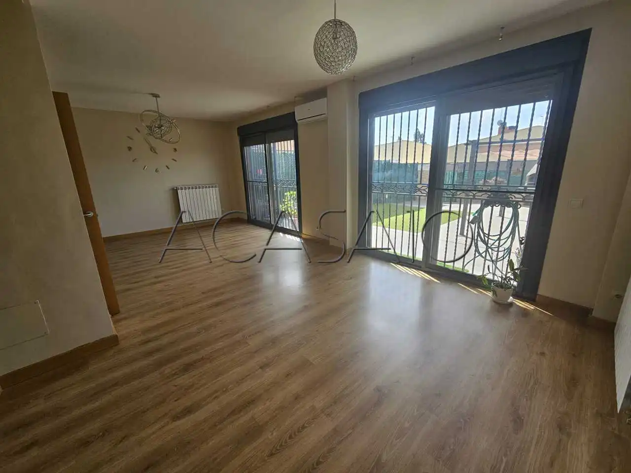 Sala d'estar de Casa adosada en venda en El Viso de San Juan amb Aire condicionat, Calefacció i Traster