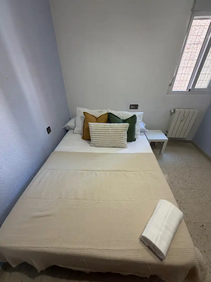 Dormitori de Pis per a compartir en Granada amb Calefacció, Moblat i Forn