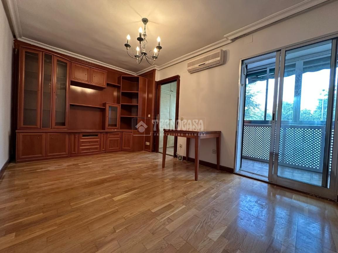 Sala d'estar de Pis de lloguer en  Madrid Capital amb Calefacció