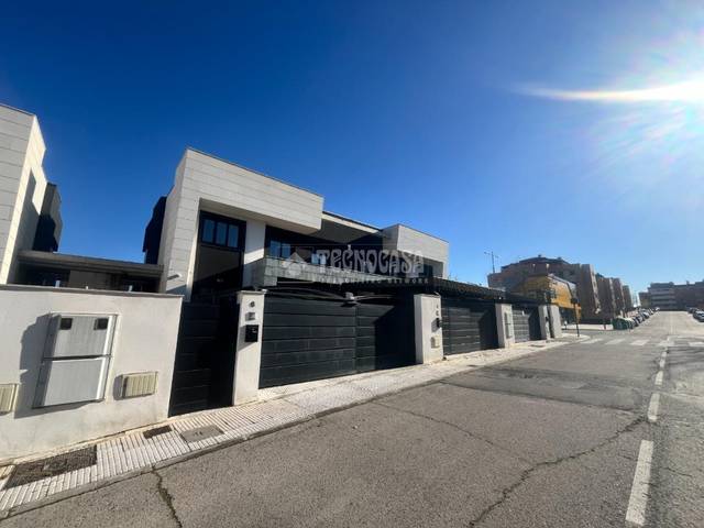 Casa adosada en Venta en La Dehesa - El Pinar