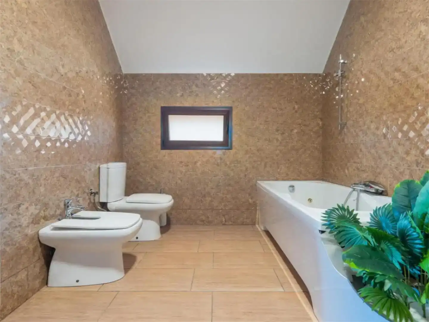 Baño de Casa o chalet en venta en Lora del Río con Aire acondicionado, Piscina y Balcón