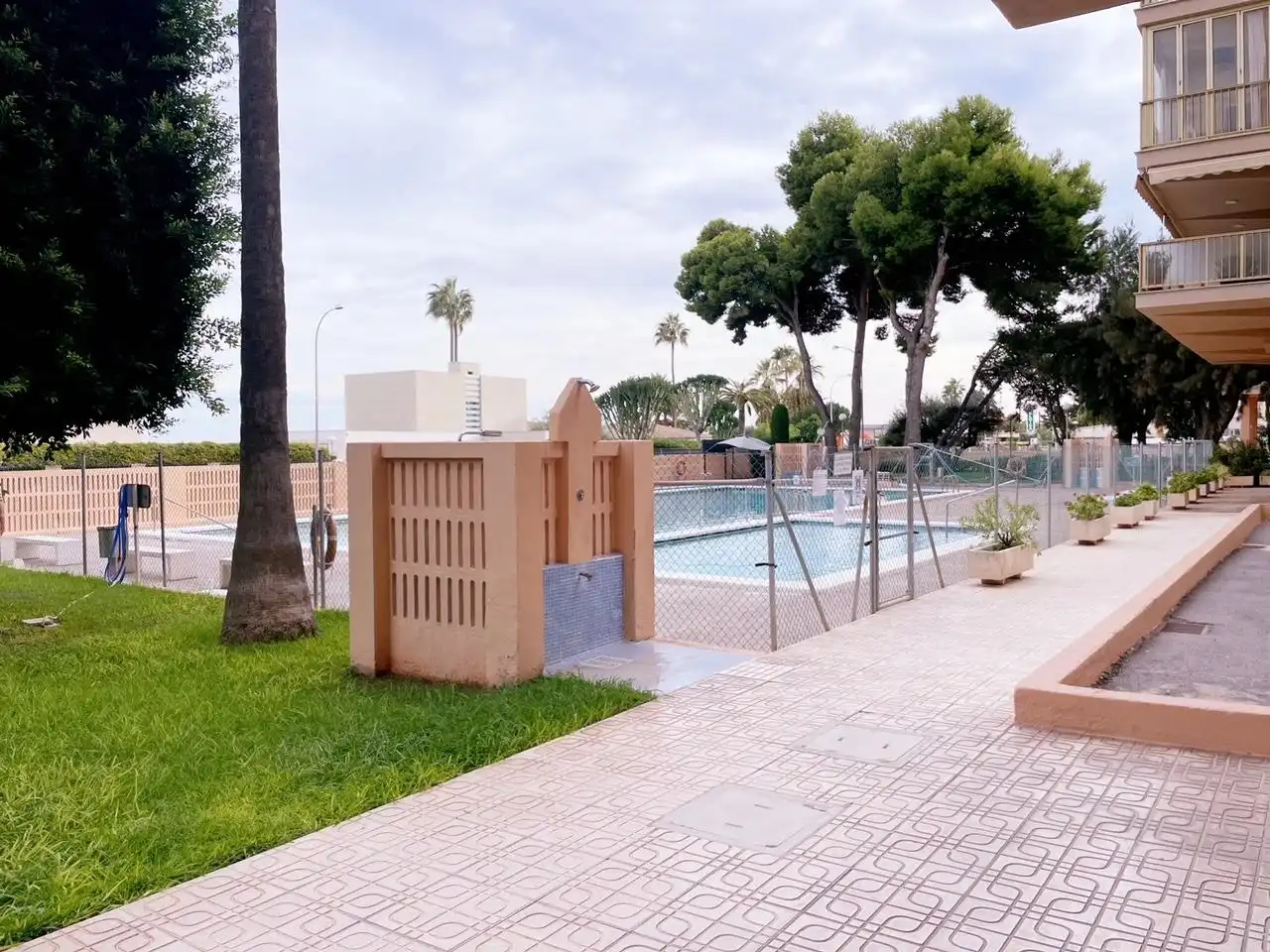 Piscina de Apartamento de alquiler en Benicasim / Benicàssim con Jardín privado, Terraza y Amueblado