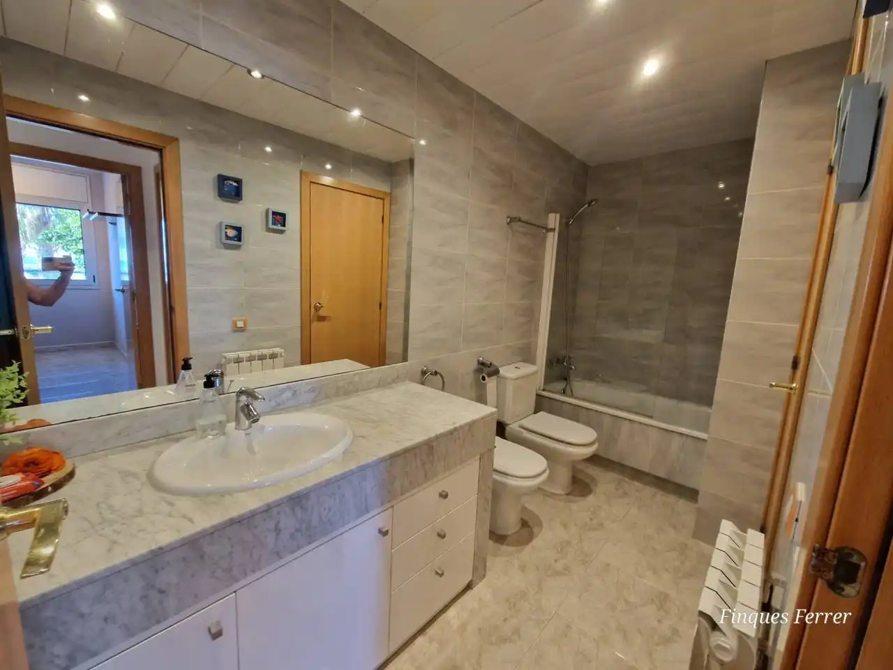 Baño de Piso de alquiler en Cubelles con Aire acondicionado, Calefacción y Jardín privado