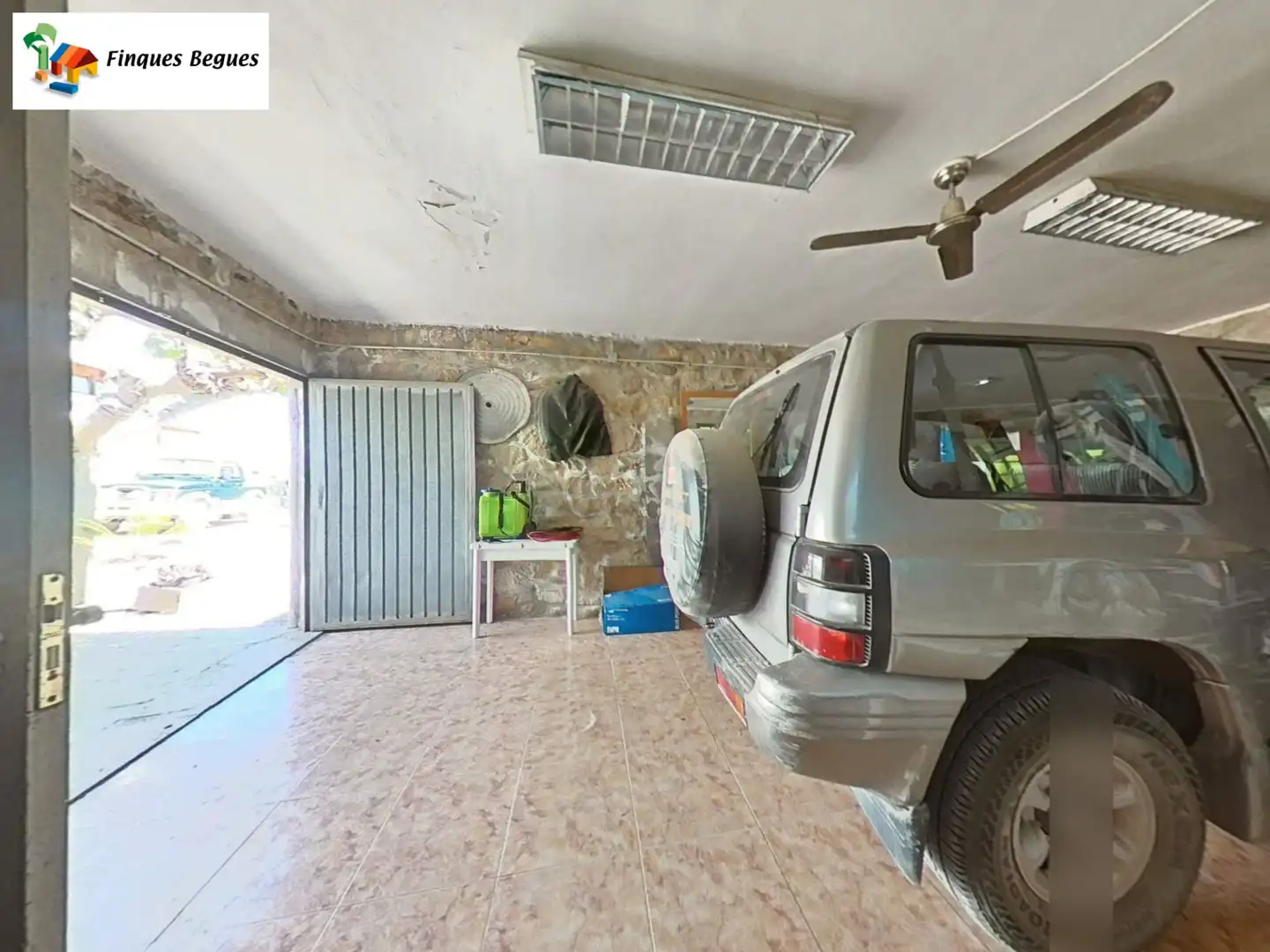 Aparcament de Finca rústica en venda en Begues amb Calefacció, Jardí privat i Moblat