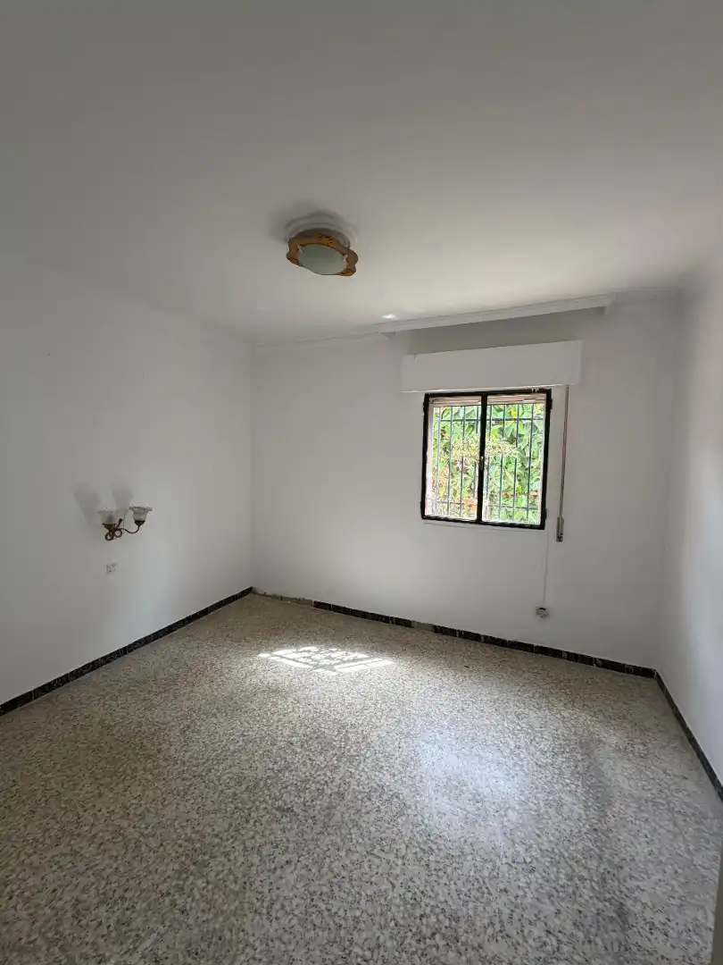 Dormitori de Casa o xalet en venda en Dos Hermanas amb Jardí privat i Alarma