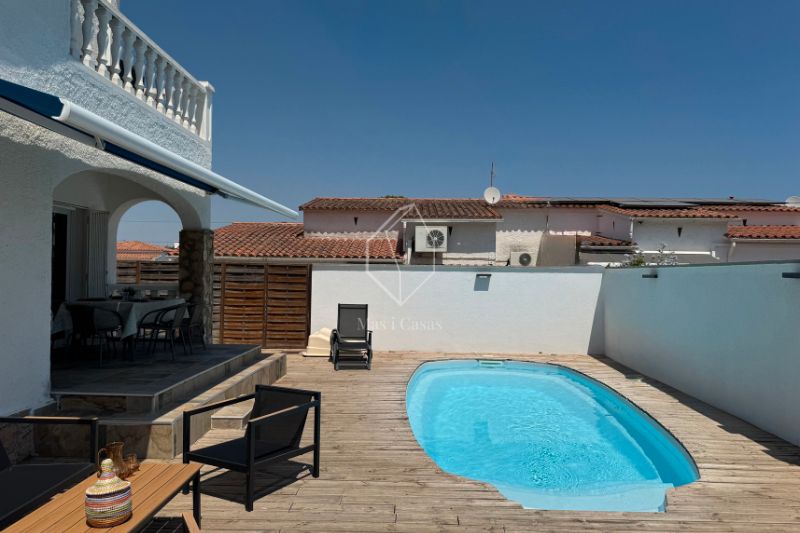Piscina de Casa o xalet en venda en L'Escala amb Aire condicionat, Jardí privat i Parquet