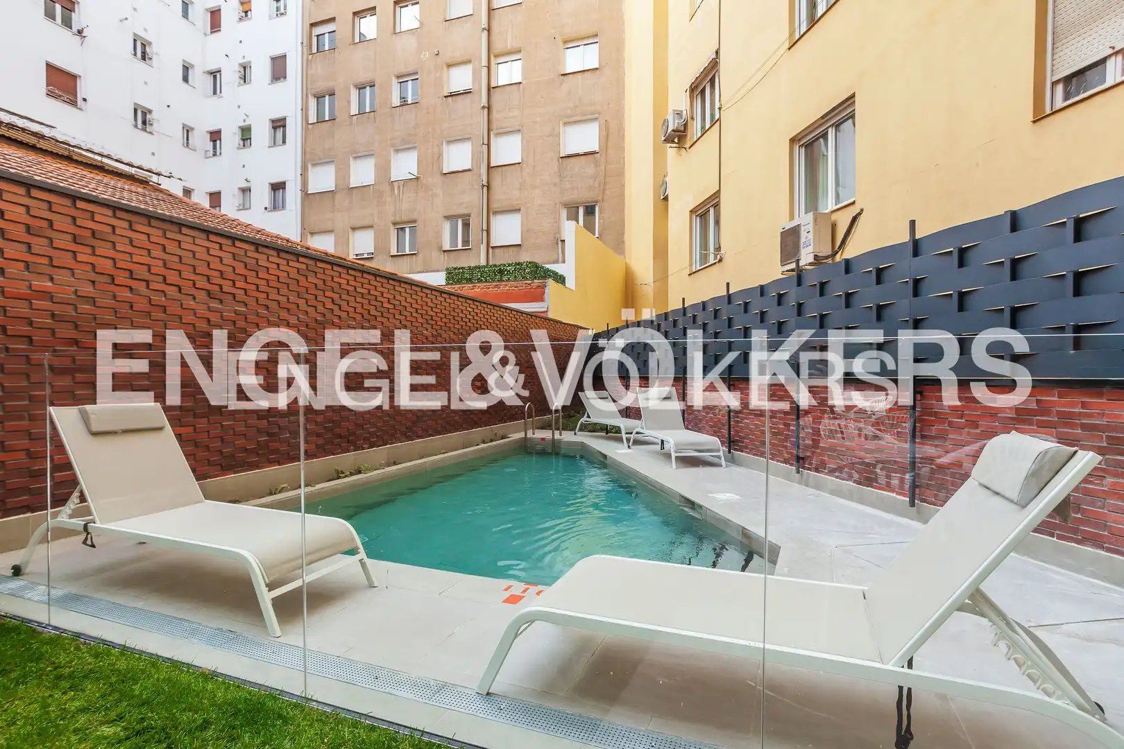 Piscina de Piso de alquiler en Madrid con Aire acondicionado, Calefacción y Jardín privado