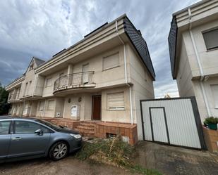 Vista exterior de Casa adosada en venda en Congosto amb Jardí privat, Terrassa i Traster