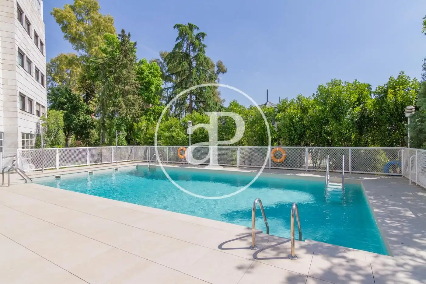 Piscina de Piso de alquiler en Madrid con Aire acondicionado, Calefacción y Jardín privado