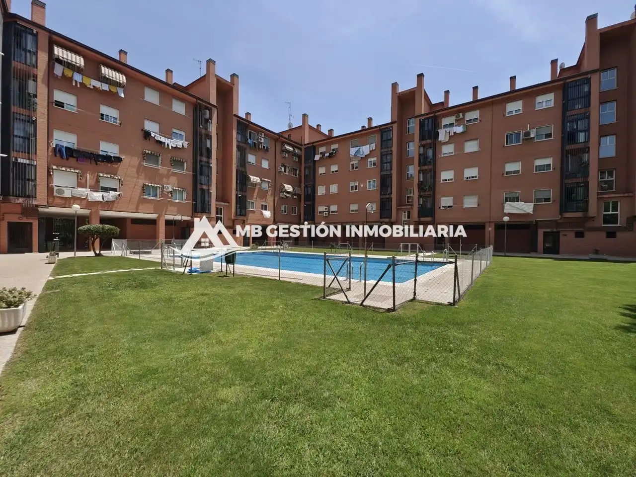 Vista exterior de Piso en venta en Fuenlabrada con Aire acondicionado, Calefacción y Jardín privado