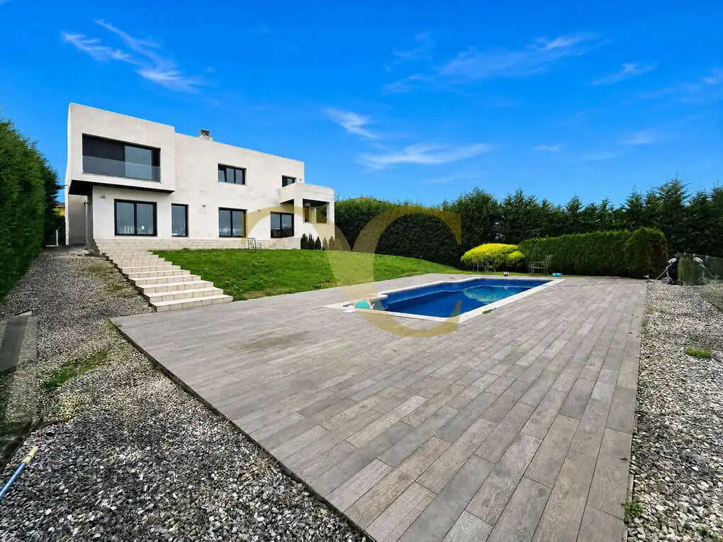 Terrassa de Casa o xalet en venda en Oviedo  amb Calefacció, Jardí privat i Terrassa