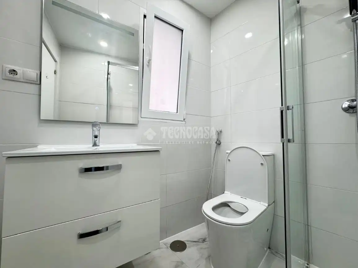 Bathroom of Flat for sale in Madrid  with Air Conditioner and Heating