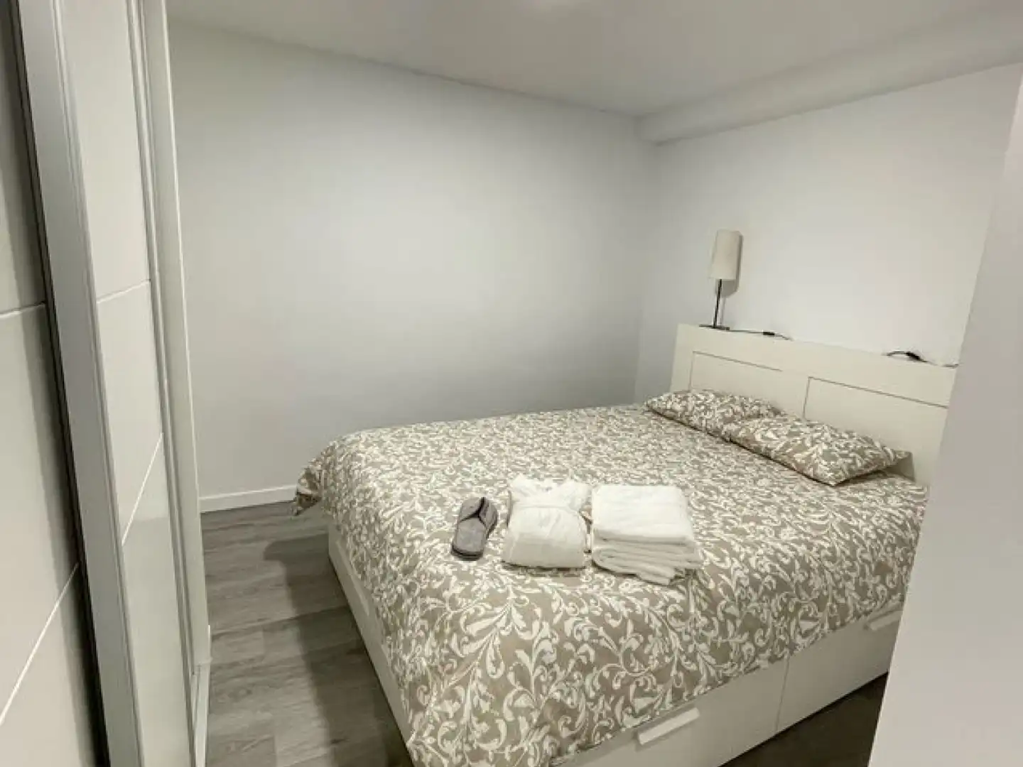 Dormitori de Apartament de lloguer en Madrid amb Aire condicionat, Calefacció i Moblat