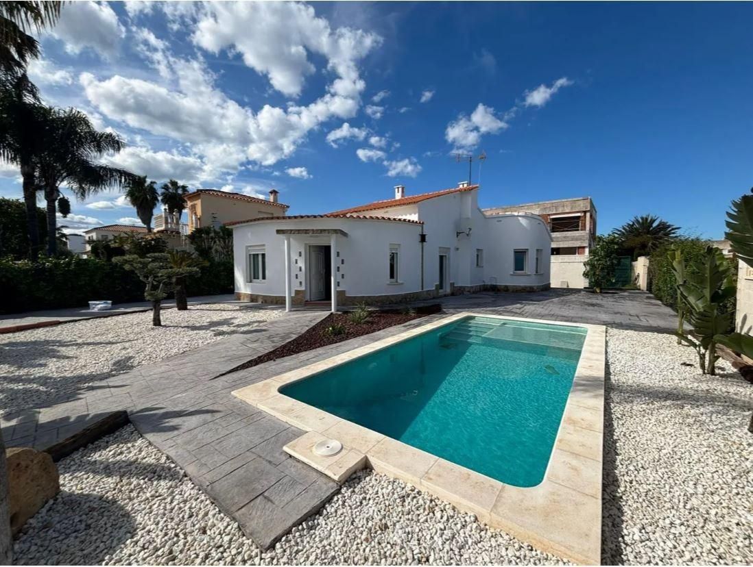 Vista exterior de Casa o xalet de lloguer en Dénia amb Aire condicionat, Calefacció i Jardí privat