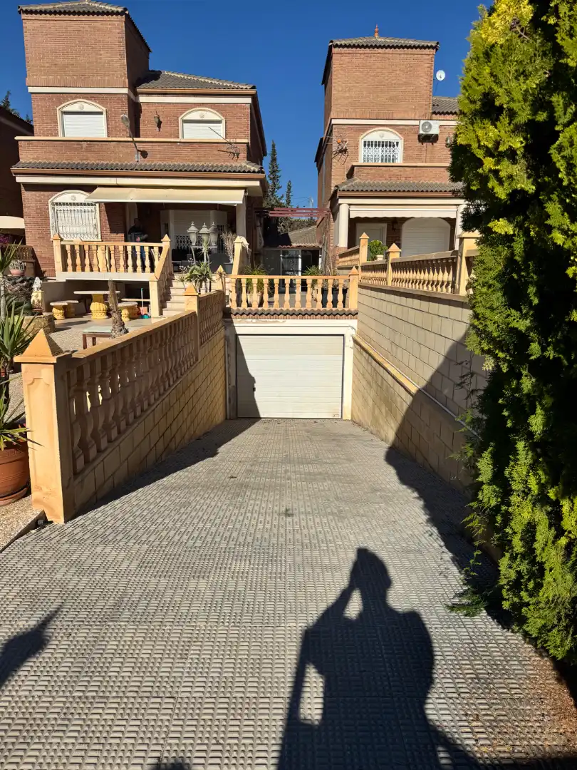 Aparcament de Casa o xalet en venda en Elche / Elx amb Aire condicionat, Calefacció i Jardí privat