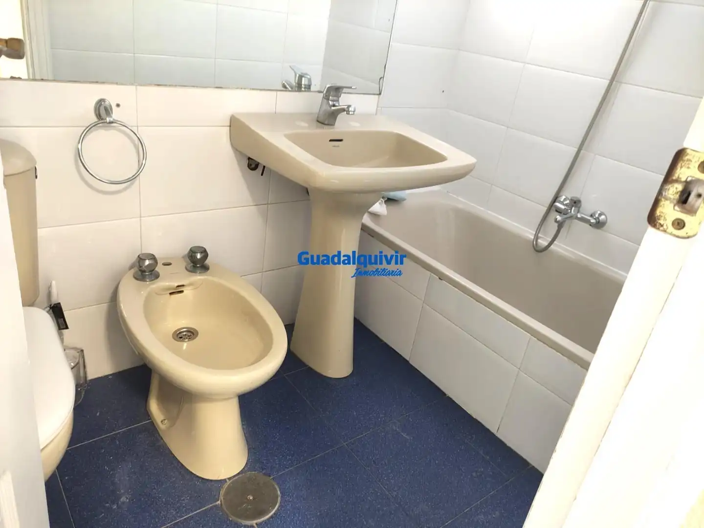 Bathroom of Flat for rent in Sevilla  with Air Conditioner, Furnished and Community pool