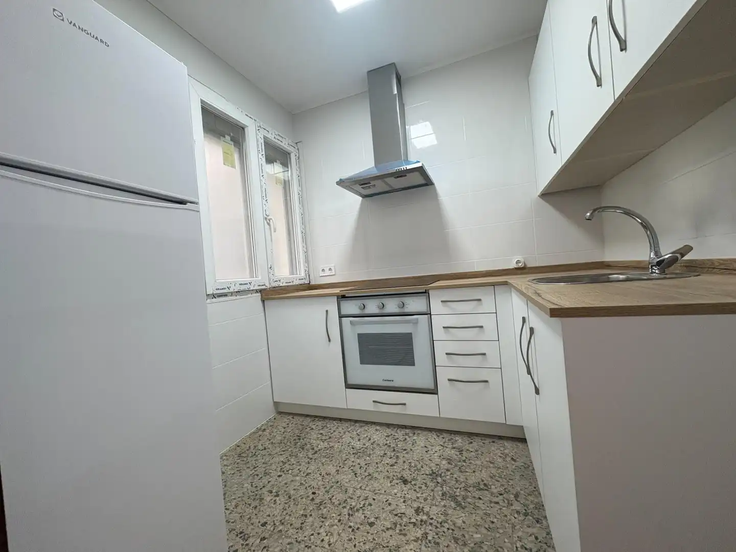 Cuina de Pis en venda en Oviedo  amb Calefacció, Terrassa i Balcó
