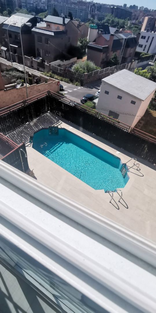 Swimming pool of Flat to rent in  Madrid Capital  with Air Conditioner, Heating and Storage room