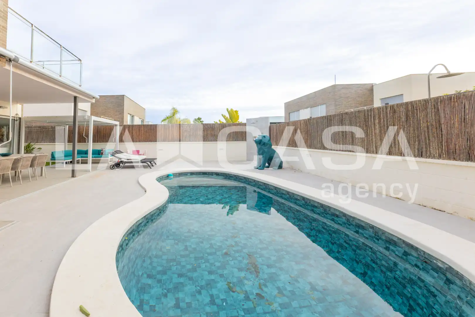 Piscina de Casa adosada en venda en Chiva amb Aire condicionat, Calefacció i Jardí privat