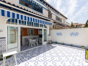 Casa aparellada amb balcó en venda a Calle Morera 3