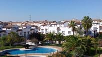 Vista exterior de Casa o xalet en venda en Dos Hermanas amb Terrassa i Piscina