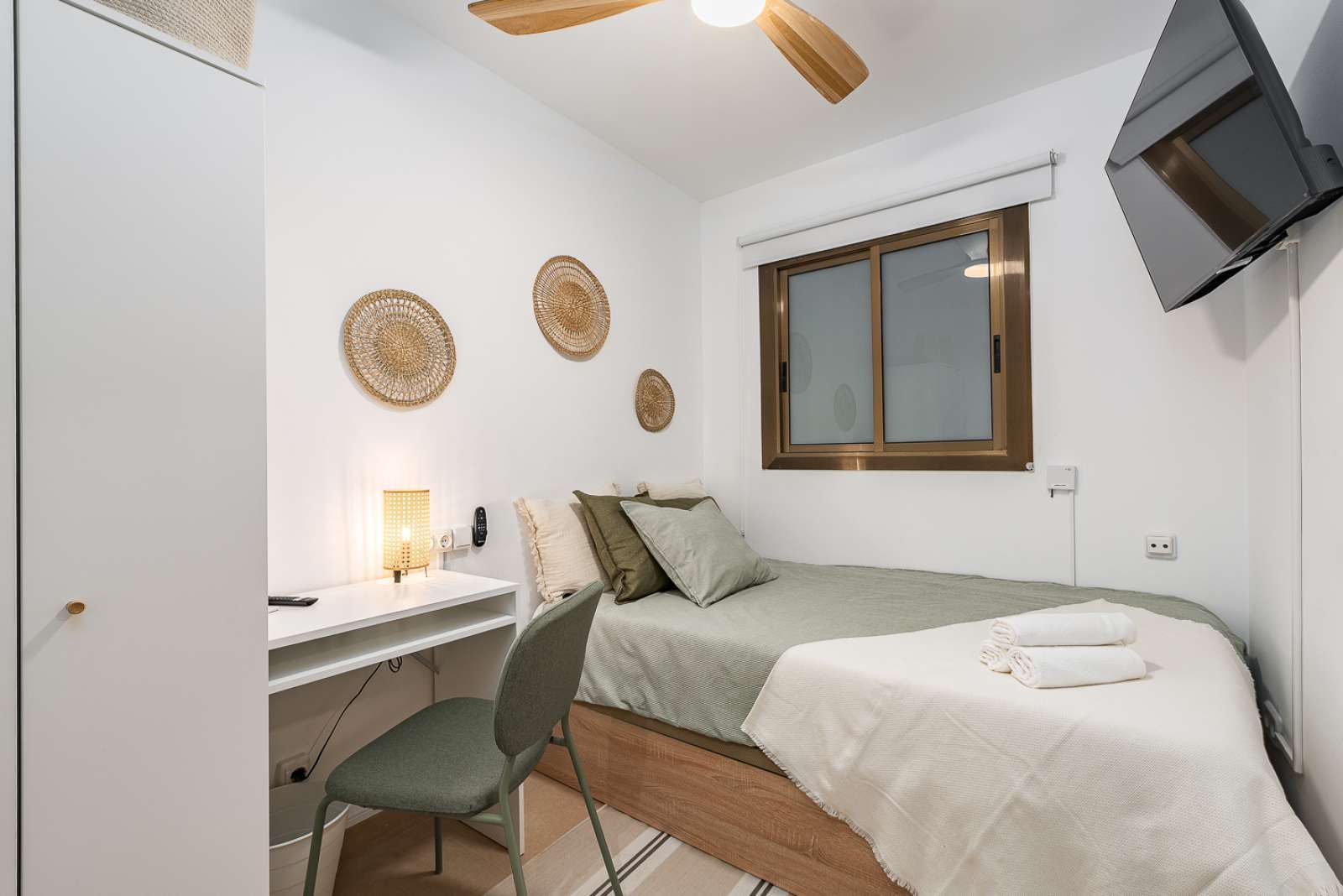 Bedroom of Flat to share in  Barcelona Capital  with Air Conditioner, Heating and Terrace