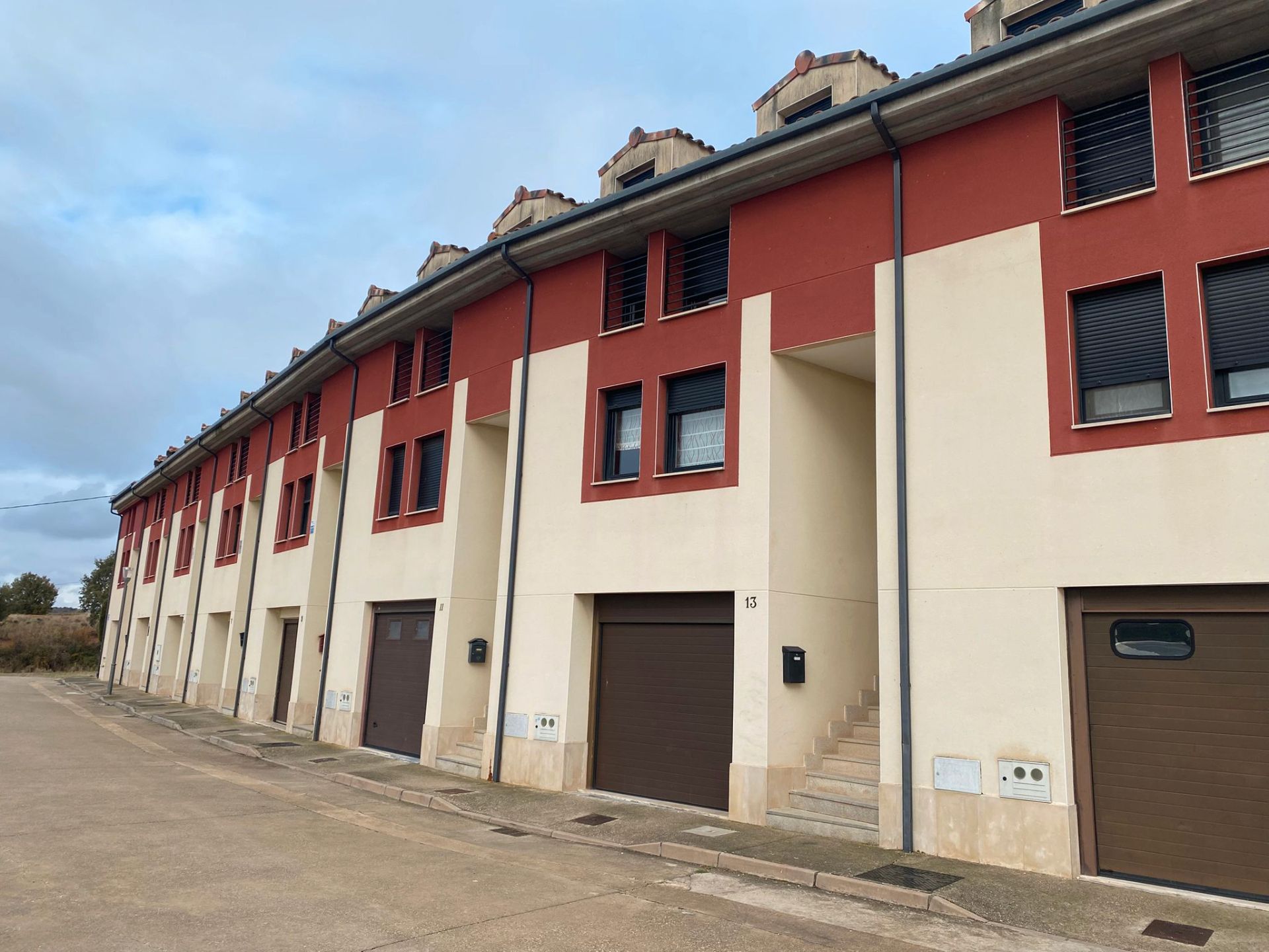 Vista exterior de Casa o chalet en venta en Modúbar de la Emparedada con Calefacción, Jardín privado y Parquet