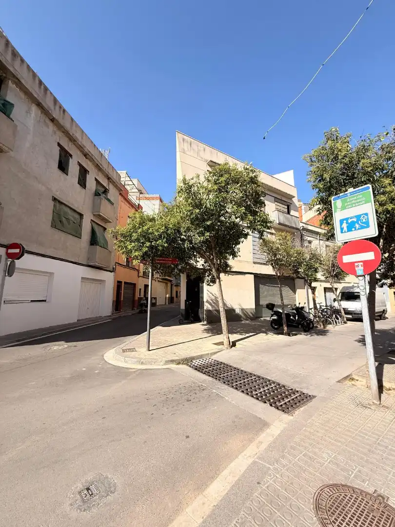 Vista exterior de Local en venda en Vilanova i la Geltrú amb Aire condicionat i Alarma