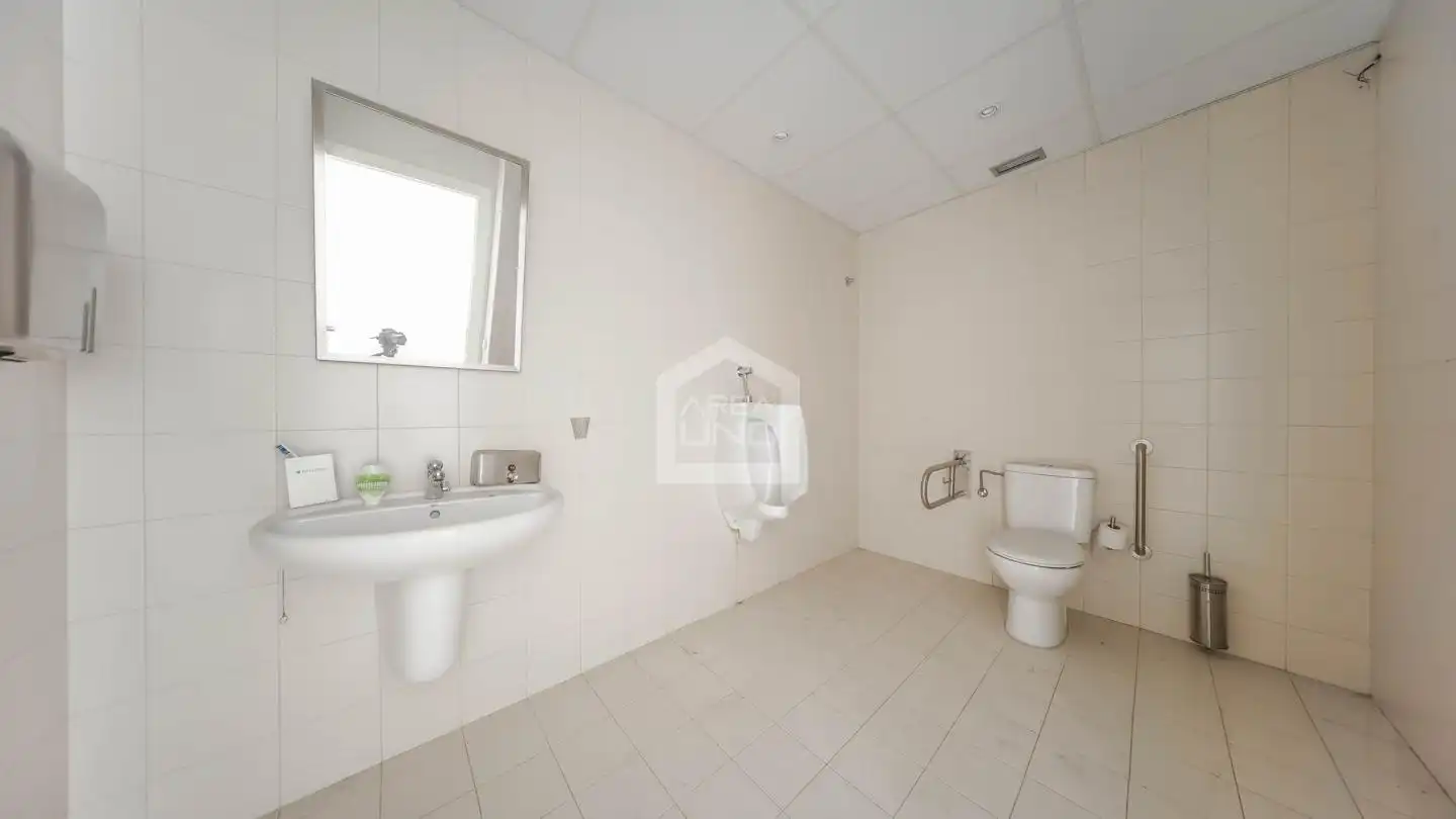 Baño de Local de alquiler en Alcorcón con Aire acondicionado