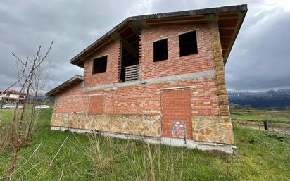 Vista exterior de Casa o xalet en venda en Valle de Mena amb Jardí privat, Terrassa i Balcó