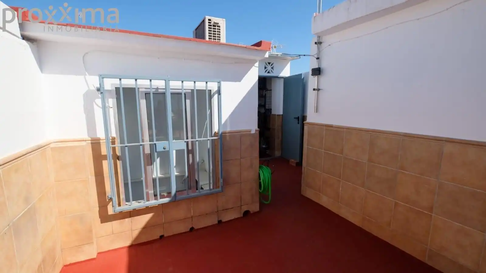 Vista exterior de Casa o xalet en venda en Sevilla amb Aire condicionat, Terrassa i Traster